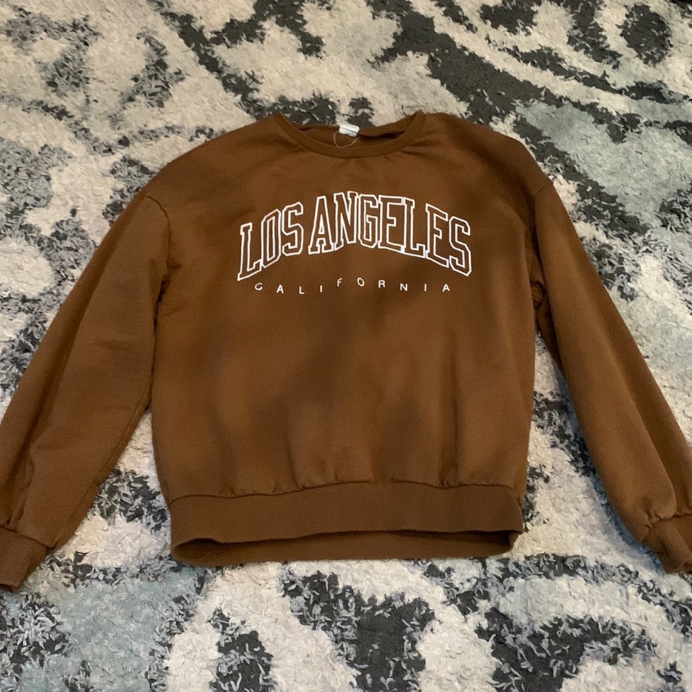 I am selling a 11-12 sized sweater that says Los angeles California